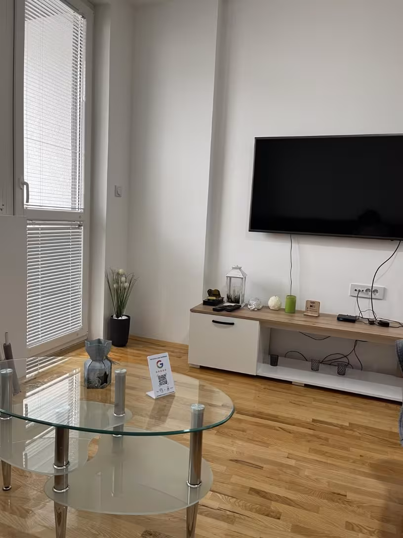 White Lekketap review stand positioned on a reception table